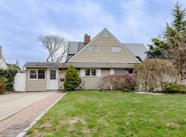 17 Arcadia Lane, Hicksville, NY 11801