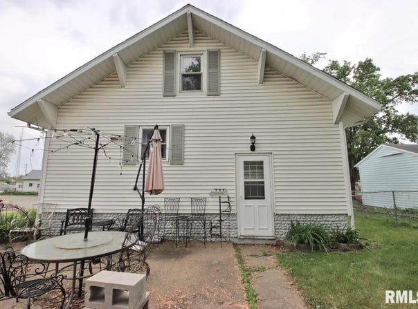 102 W ESSEX Street, Glasford, IL 61533