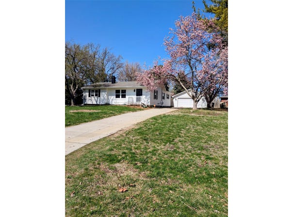 1300 NE 50th Place, Des Moines, IA 50313