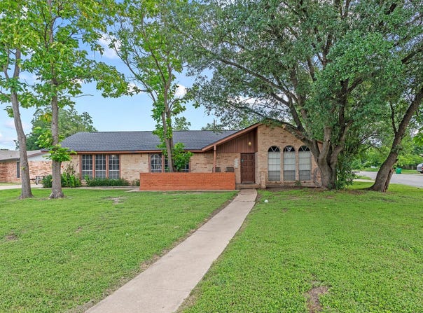 2400 Grace ST, Taylor, TX 76574