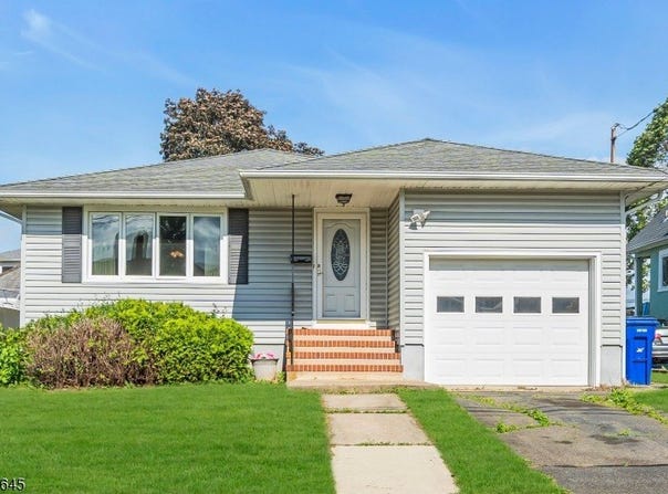 15 Oakwood Pl, North Brunswick Twp., NJ 08902-2320