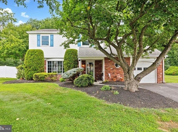 15 PENN CIRCLE, HOLLAND, PA 18966