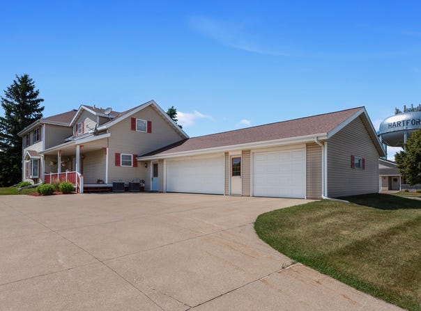 947 Broadmoore Dr, Hartford, WI 53027