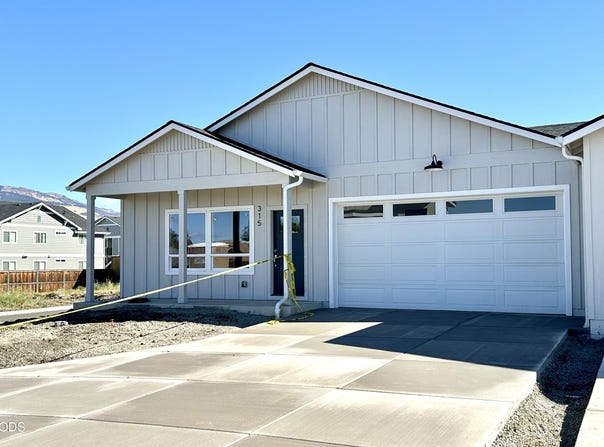 315 E Rapp Road, Talent, OR 97540