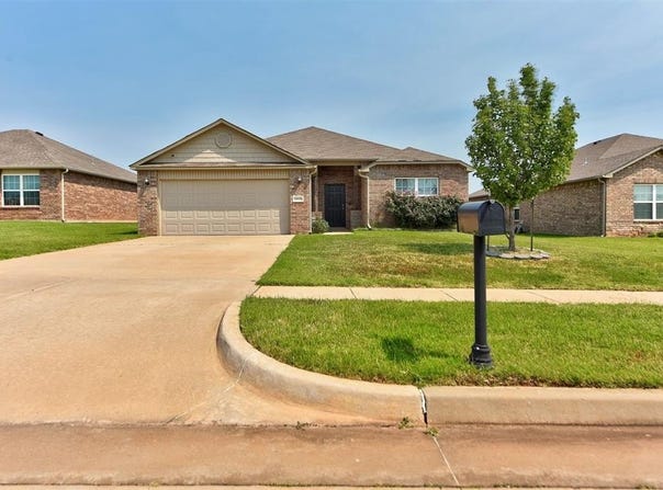 2029 W Oak Valley Way, Mustang, OK 73064