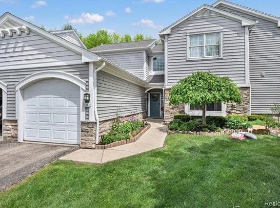 2142 Carriage Hill Circle, Lapeer, MI 48446