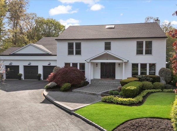 17 The Drawbridge, Woodbury, NY 11797