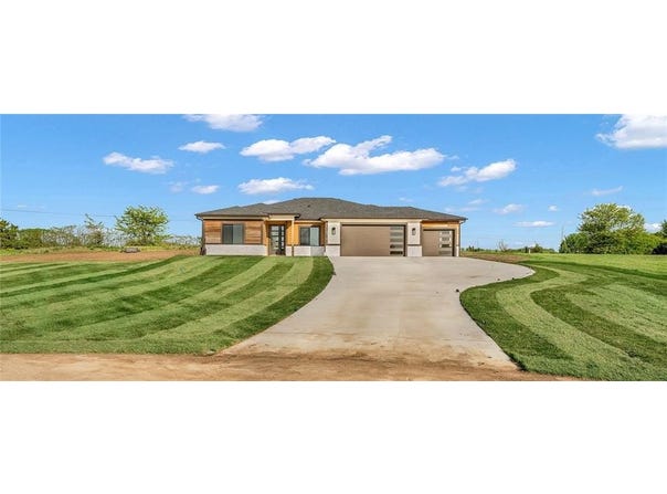 21607 W Limestone Ridge Street, Paola, KS 66071