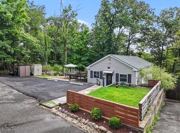 51 Roosevelt Trl, Hopatcong Boro, NJ 07843-1531