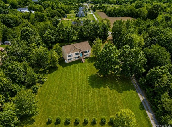 9 Jake Henry Drive, Marlboro, NY 12542