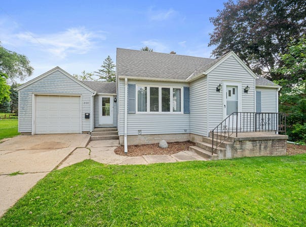2123 Salisbury Rd, West Bend, WI 53090