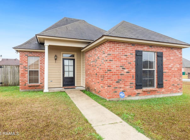 100 Summit Crest Drive, Youngsville, LA 70592