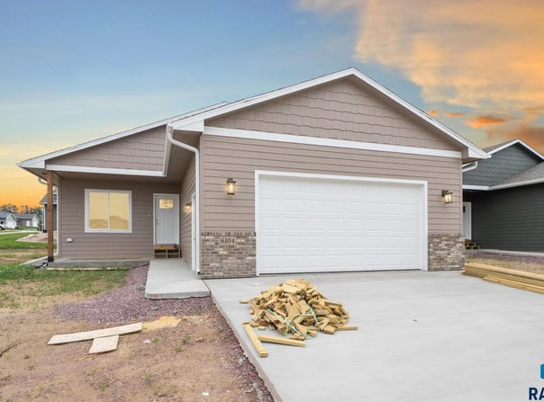 6104 N Seubert Ave, Sioux Falls, SD 57104