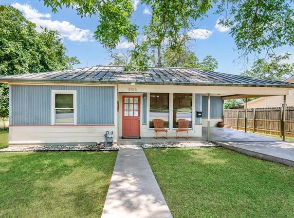 806 W Travis St, Fredericksburg, TX 78624