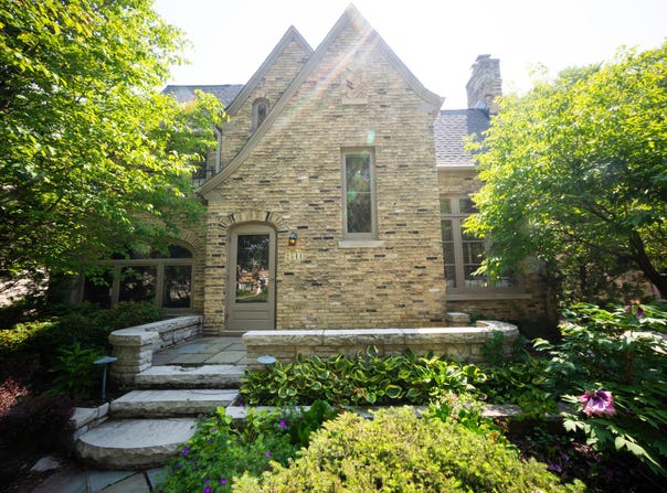 2544 N 91st St, Wauwatosa, WI 53226