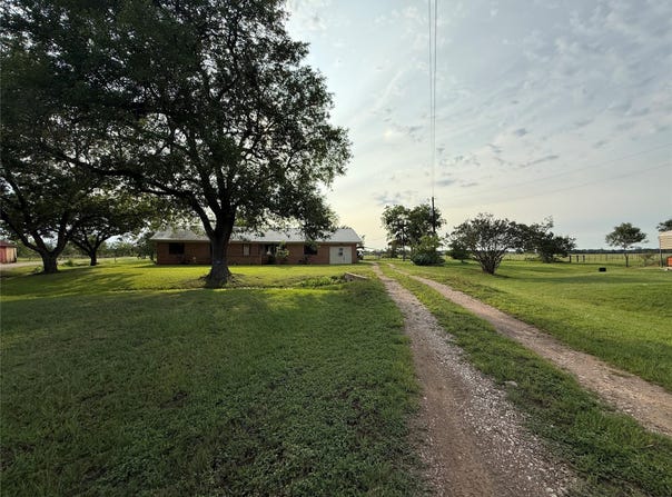 429 Camelback RD, La Grange, TX 78945
