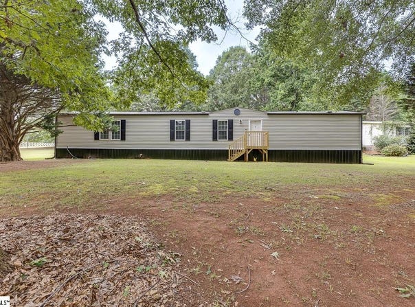 561 Waspnest Road, Wellford, SC 29835