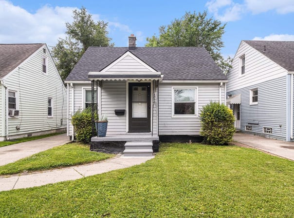 20846 Hampton Street, Harper Woods, MI 48225