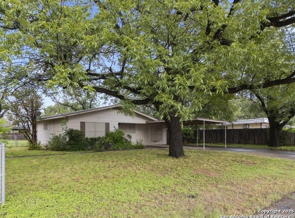 521 4th, Uvalde, TX 78801