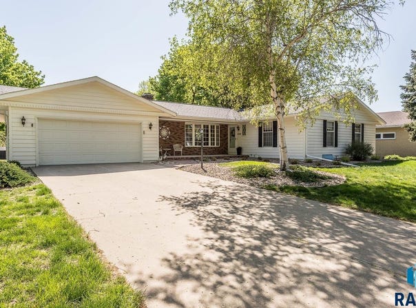 1208 HAMPSHIRE Cir, Luverne, MN 56156