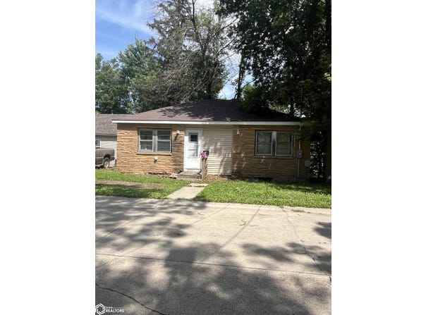 204 Wesley Drive, Clear Lake, IA 50428