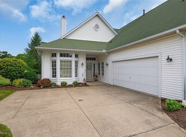 20 Golf View Lane, North Olmsted, OH 44070