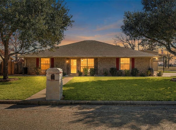 1601 Sunset Cir, Cameron, TX 76520