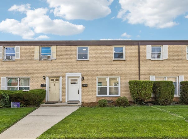 852 Colonial Drive, Wheeling, IL 60090