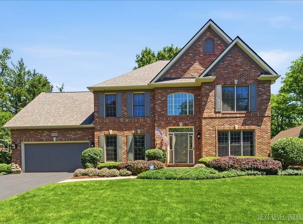 990 Pinecrest Drive, Sugar Grove, IL 60554