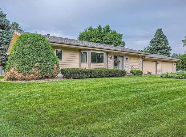 1933 Crown Point Drive, Mendota Heights, MN 55118