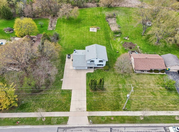 W156n10303 Pilgrim Rd, Germantown, WI 53022