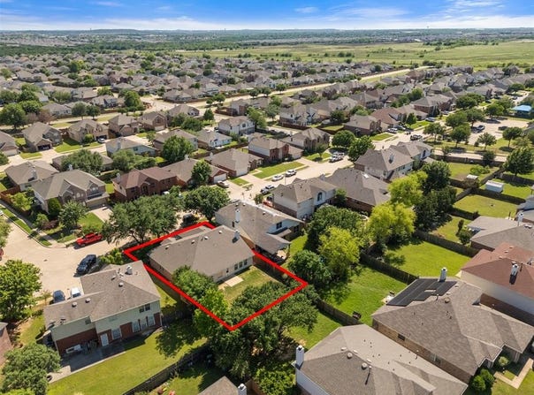 304 E Clover Park Drive, Fort Worth, TX 76140
