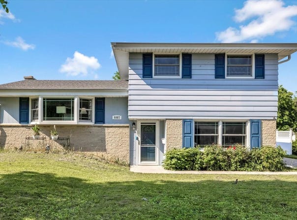 6087 Oakwood Ln, Greendale, WI 53129