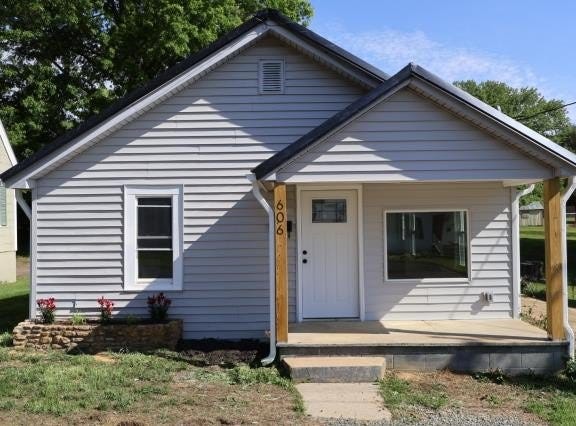 606 Old Town St, Galax, VA 24333