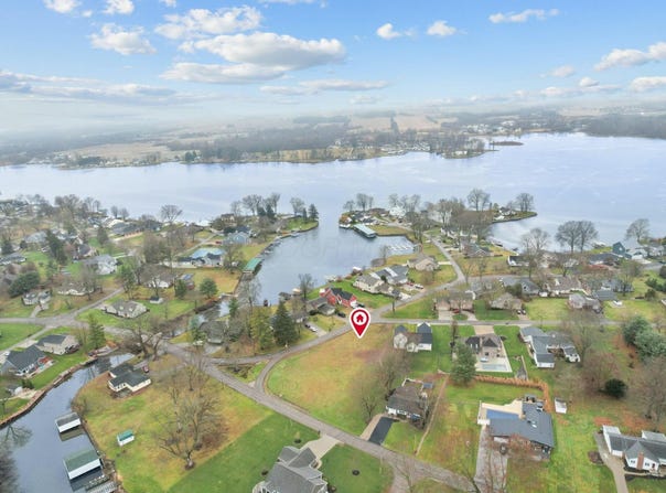 8 Lakeshore Drive W, Hebron, OH 43025