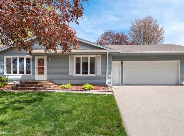 1705 W Grandview Drive, Knoxville, IA 50138