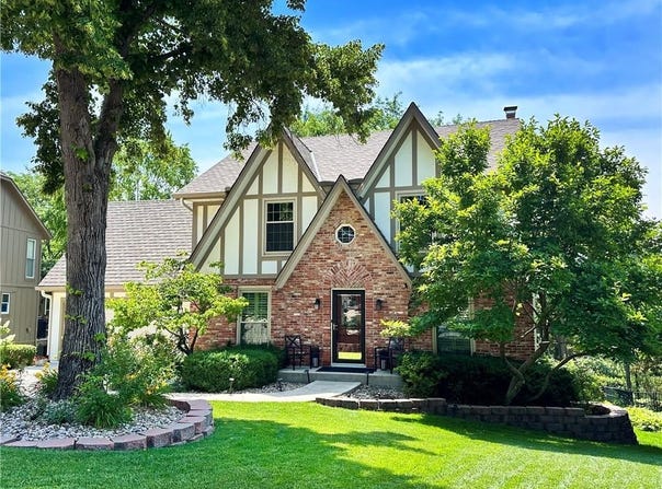 4117 NE Edgewater Court, Lee's Summit, MO 64064