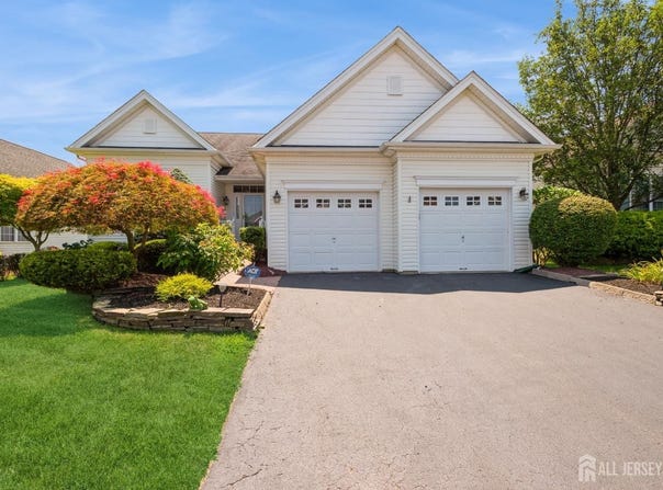 9 Glen Eagles Way, Monroe, NJ 08831