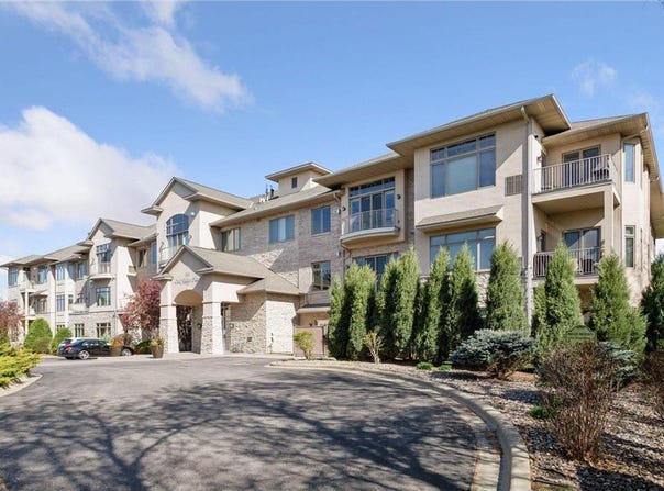 555 Oak Ridge Place, Hopkins, MN 55305
