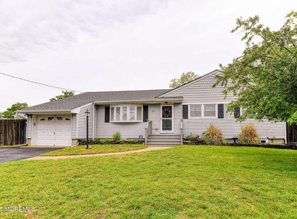 10 Klein Street, Oakhurst, NJ 07755