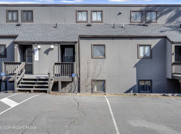 21 Middle Village Way, Tannersville, PA 18372