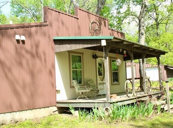 1005 N Osage Street, Chouteau, OK 74337