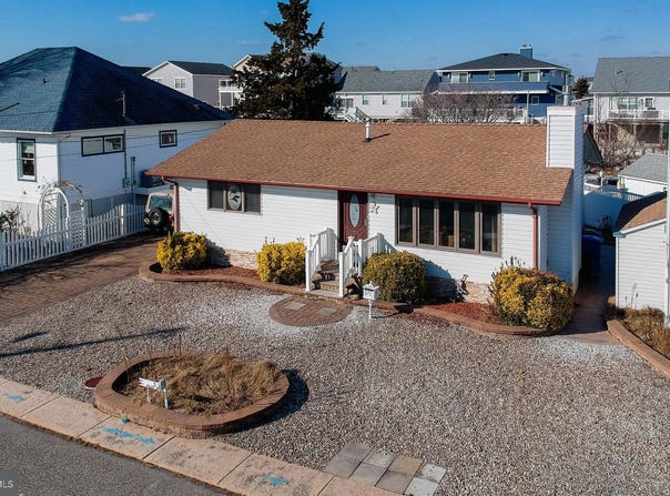 4 RONA Lane, MANAHAWKIN, NJ 08050