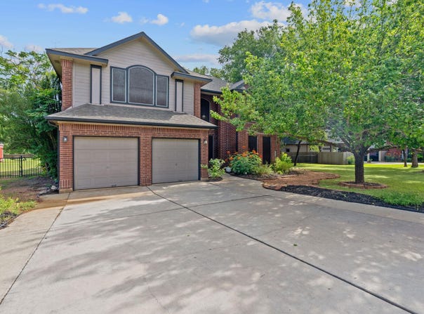 222 Primrose DR, Kyle, TX 78640