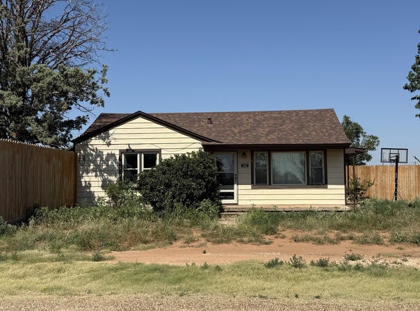 1102 Avenue B, Plains, TX 79355