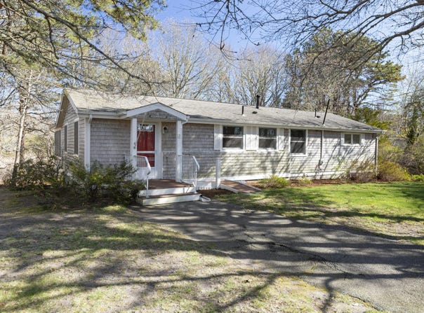 6 Stanley Place, Hyannis, MA 02601