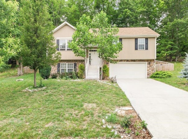 1048 Saint Clair Ln, Christiansburg, VA 24073