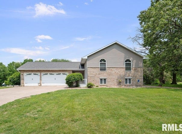 211 EAGLE RIDGE Road, Muscatine, IA 52761