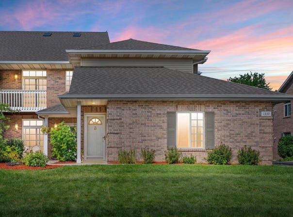 1339 Hillwood Blvd, Pewaukee, WI 53072