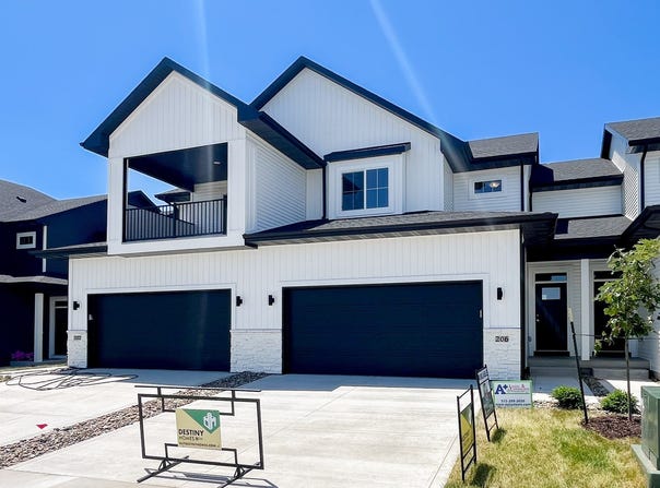 206 NE Doe Pointe Lane, Ankeny, IA 50021